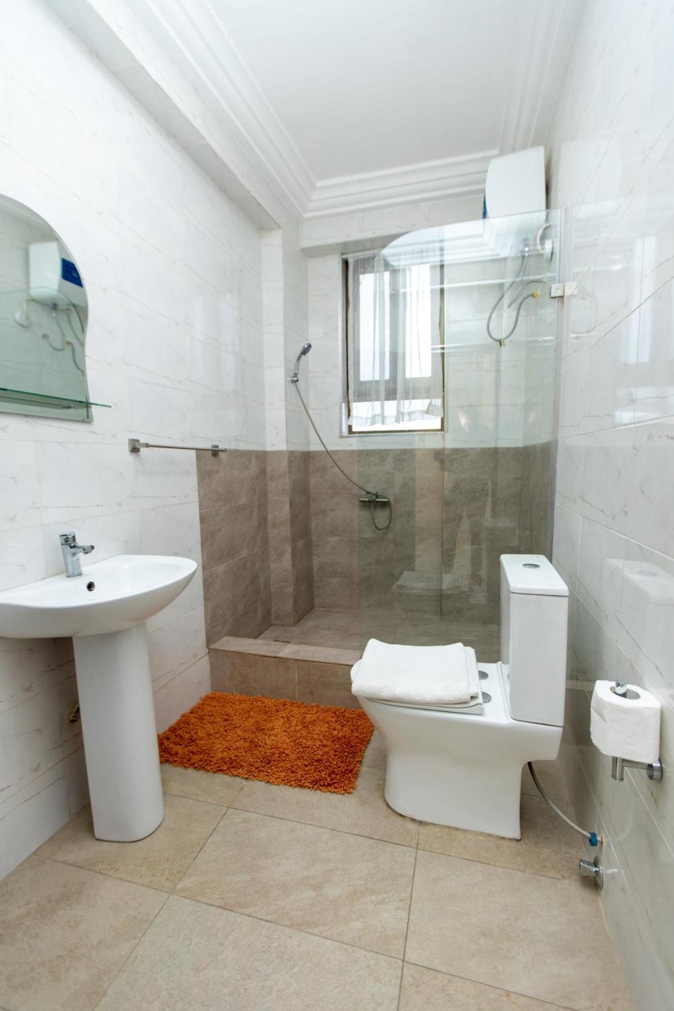 Washington Apartments - Just 25Mins Drive From The Airport Kwashieman Kültér fotó