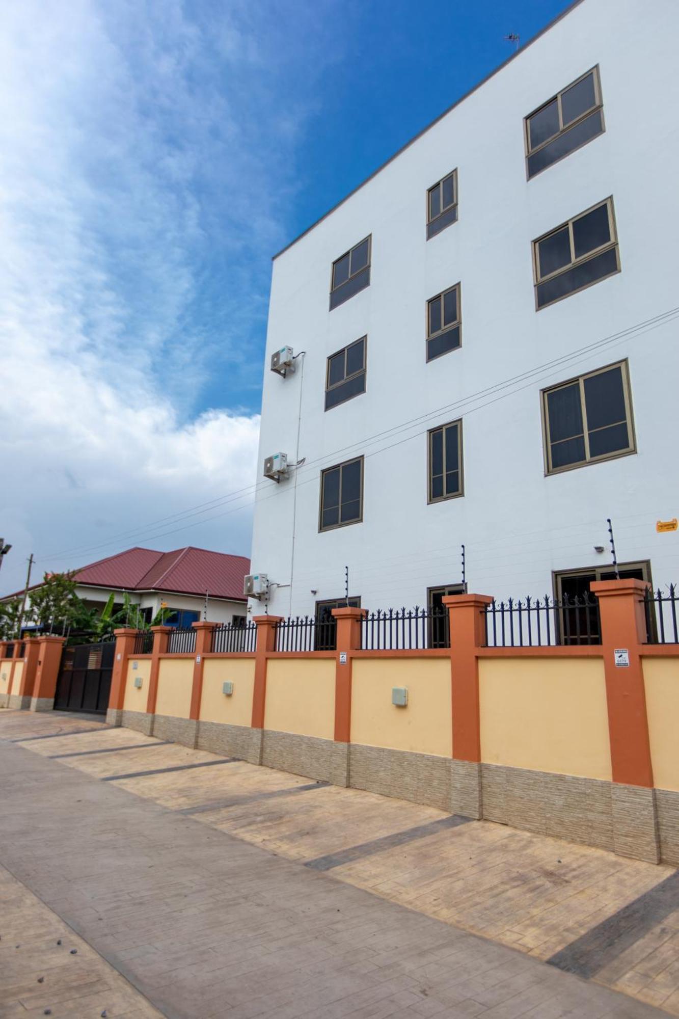 Washington Apartments - Just 25Mins Drive From The Airport Kwashieman Kültér fotó